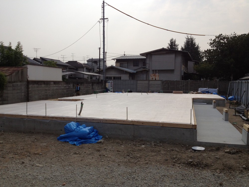 土台敷き、断熱材充填。