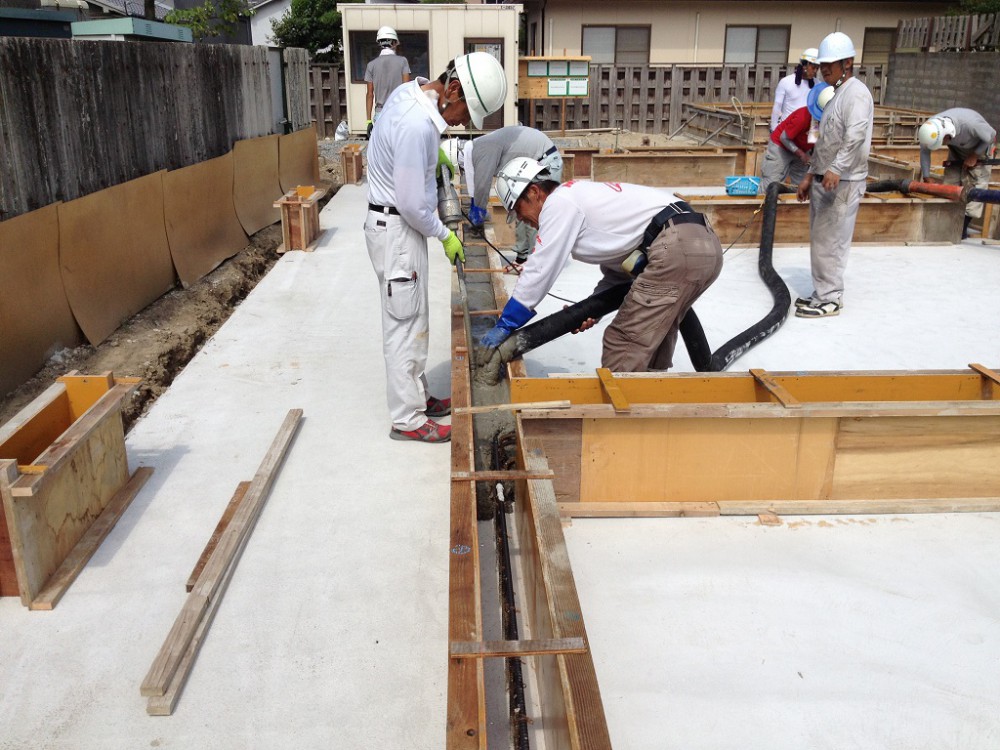 基礎立上りコンクリ－ト打設。