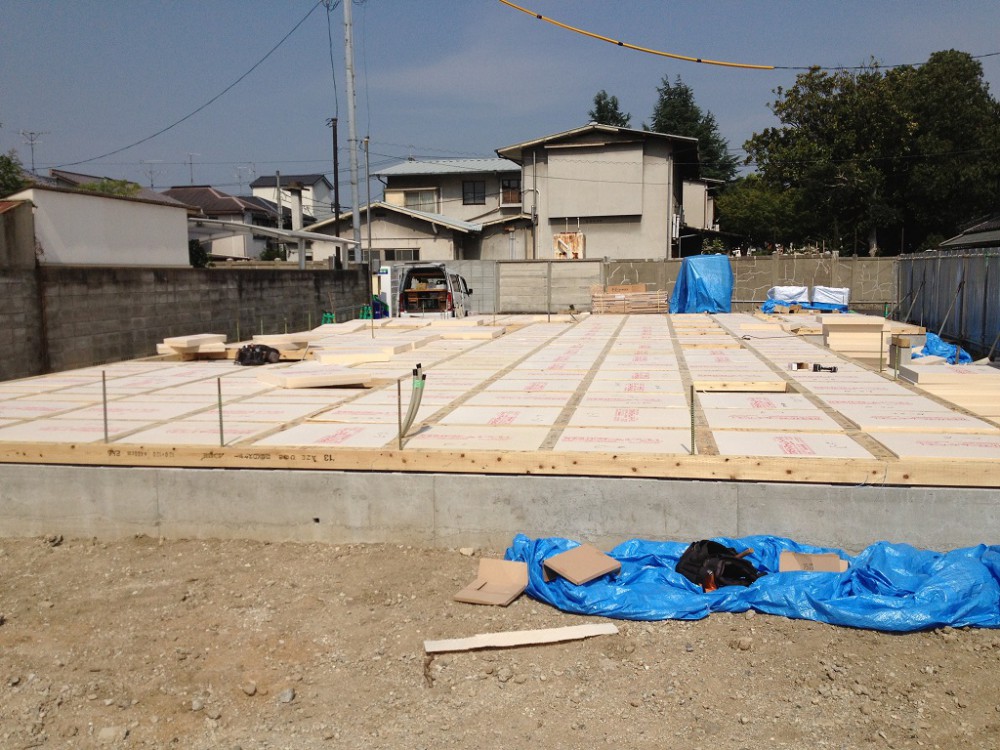 土台敷き、断熱材充填。