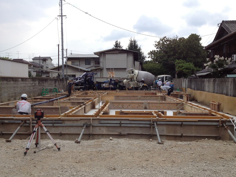 基礎立上りコンクリ－ト打設。